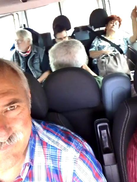 a_turne_buszban_odafele.jpg